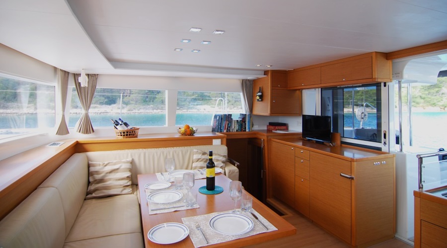 Catamaran salon